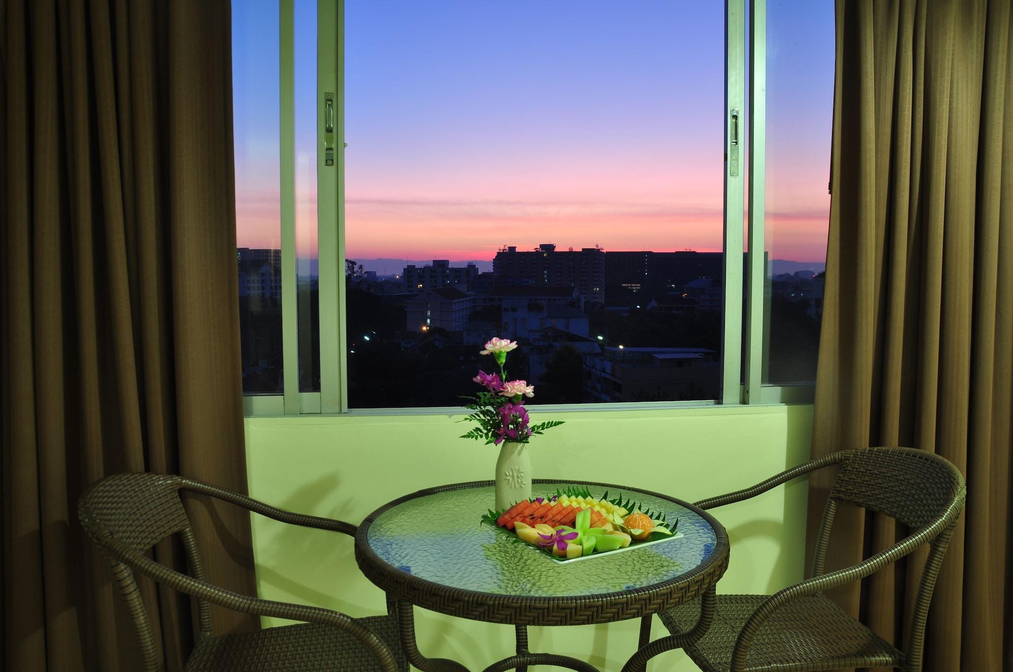 Mayflower Grande Hotel Chiang Mai Bagian luar foto