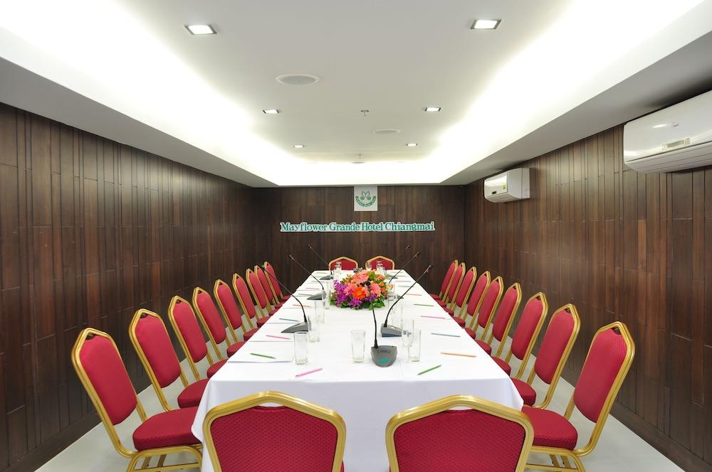 Mayflower Grande Hotel Chiang Mai Bagian luar foto