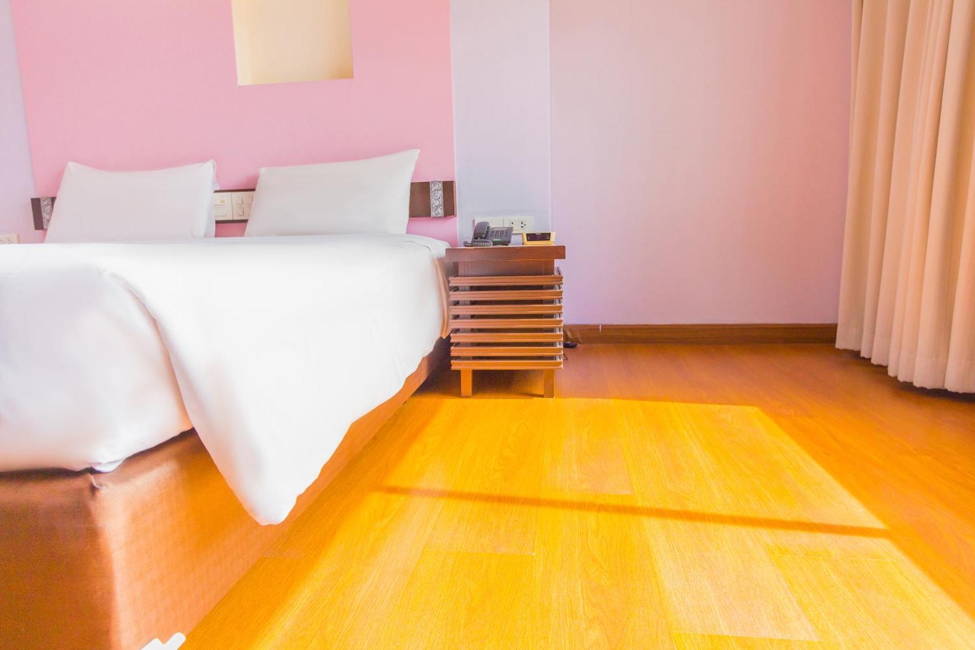 Mayflower Grande Hotel Chiang Mai Bagian luar foto