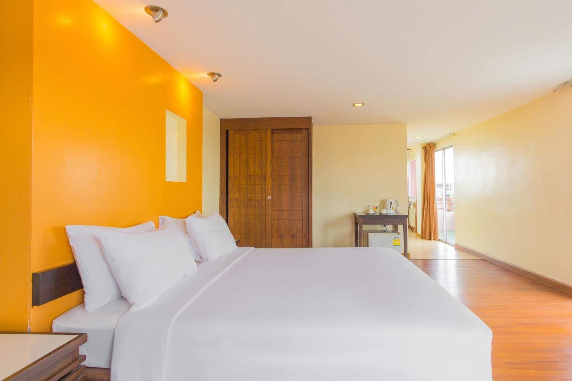 Mayflower Grande Hotel Chiang Mai Bagian luar foto