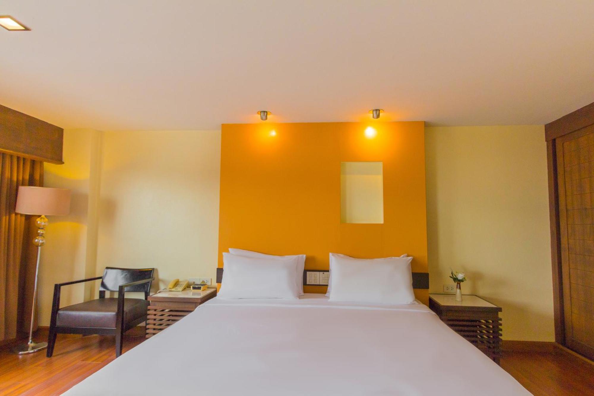 Mayflower Grande Hotel Chiang Mai Bagian luar foto