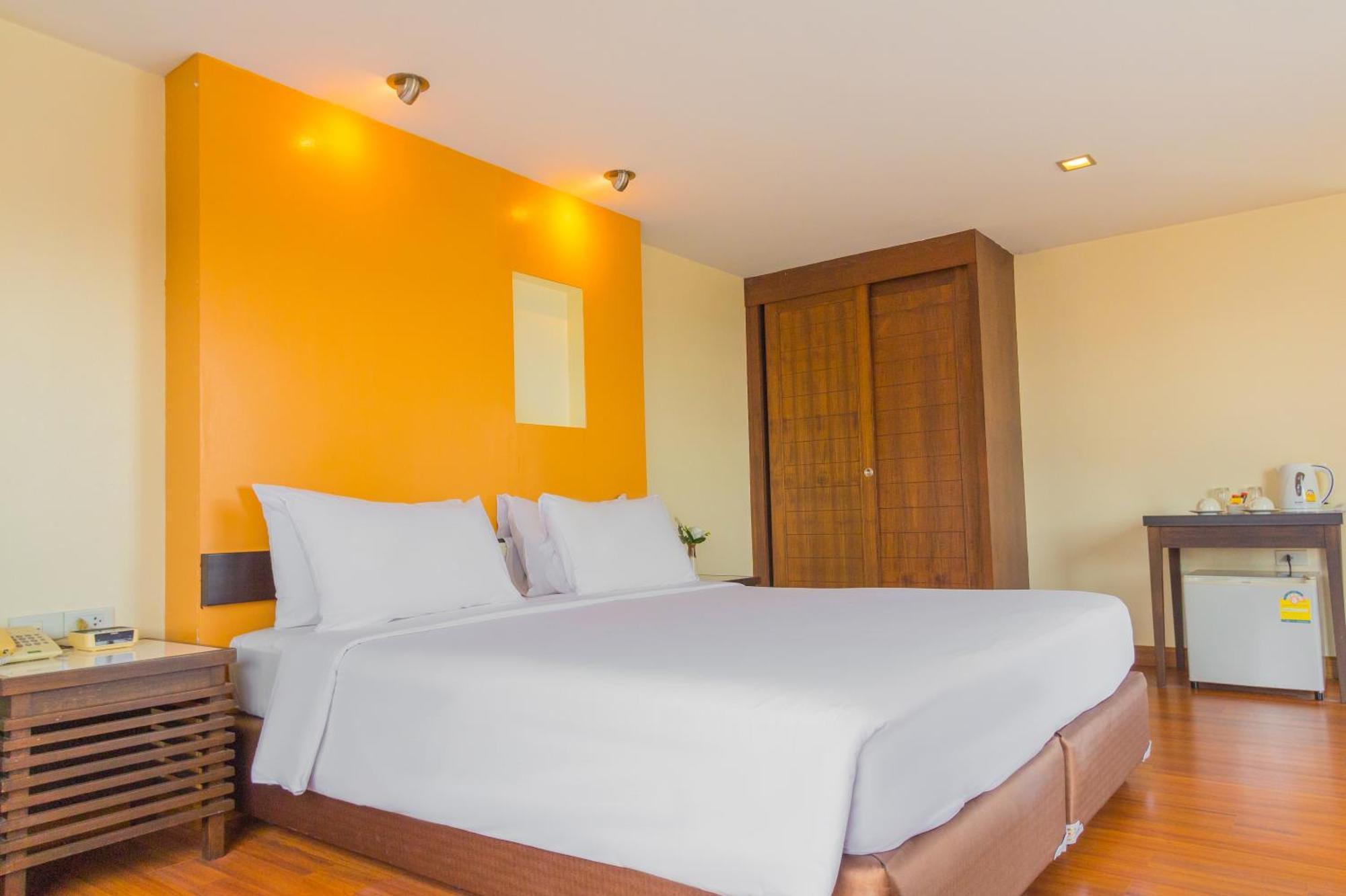 Mayflower Grande Hotel Chiang Mai Bagian luar foto