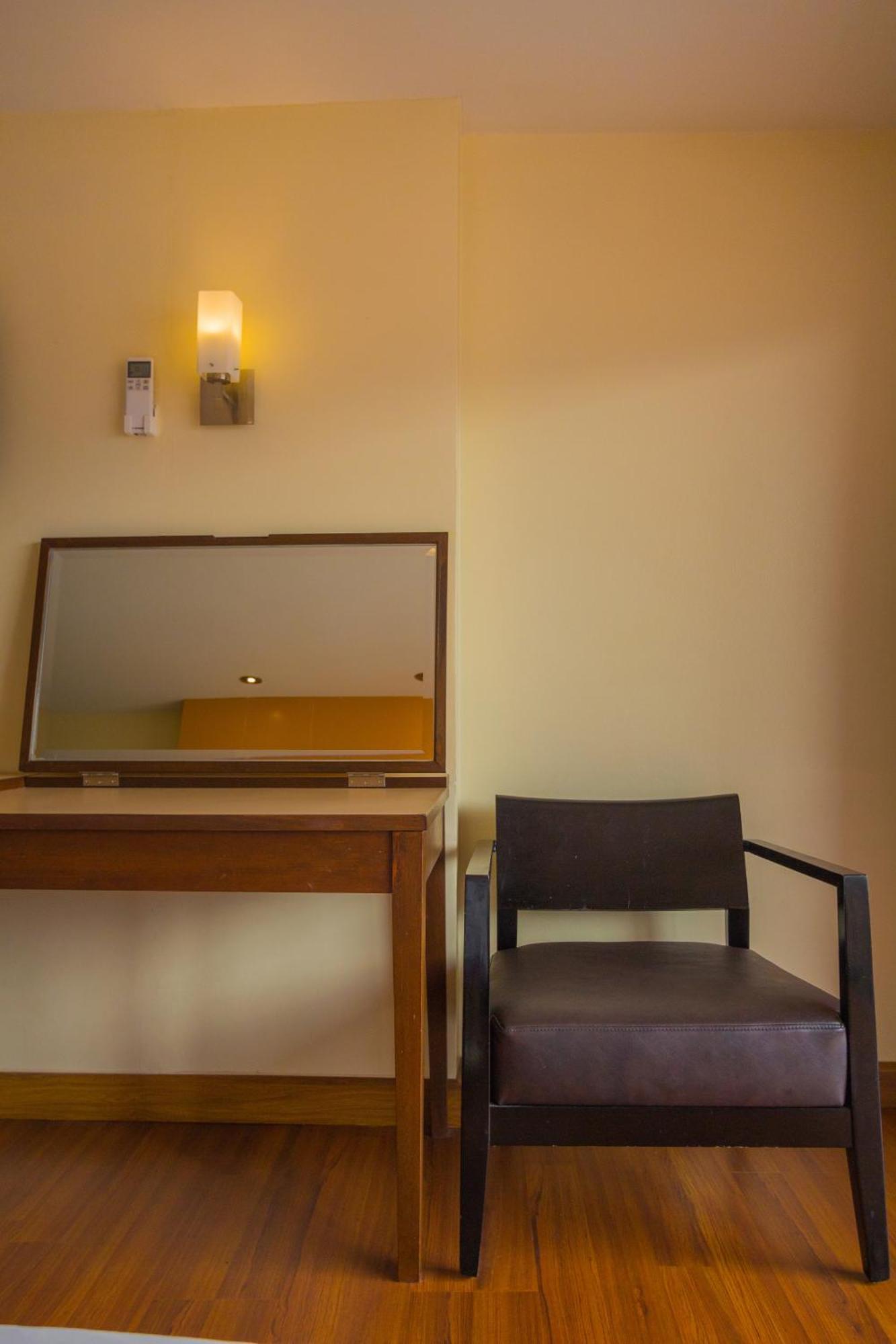 Mayflower Grande Hotel Chiang Mai Bagian luar foto