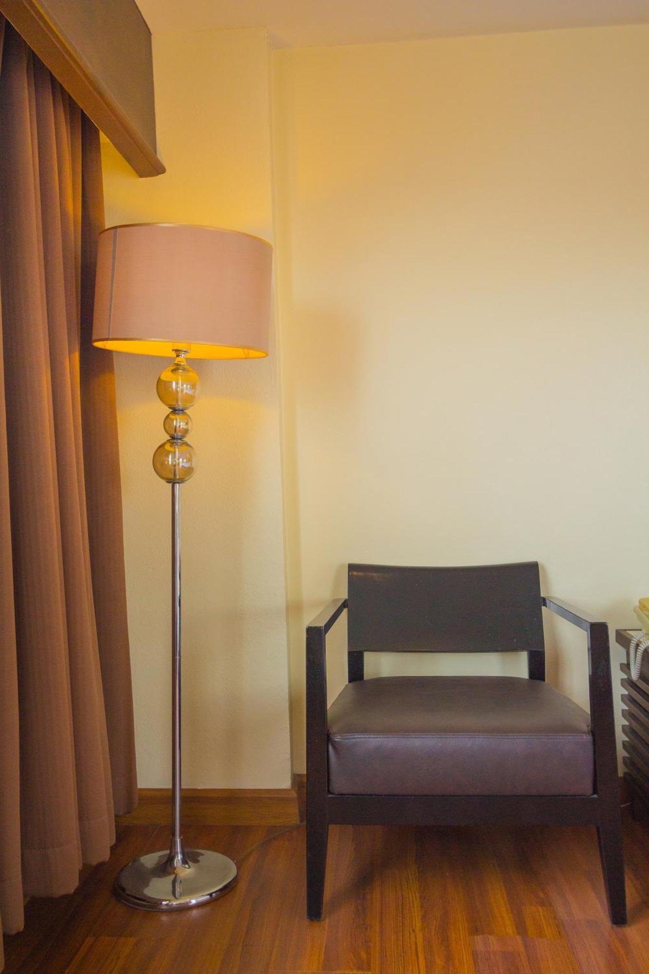 Mayflower Grande Hotel Chiang Mai Bagian luar foto