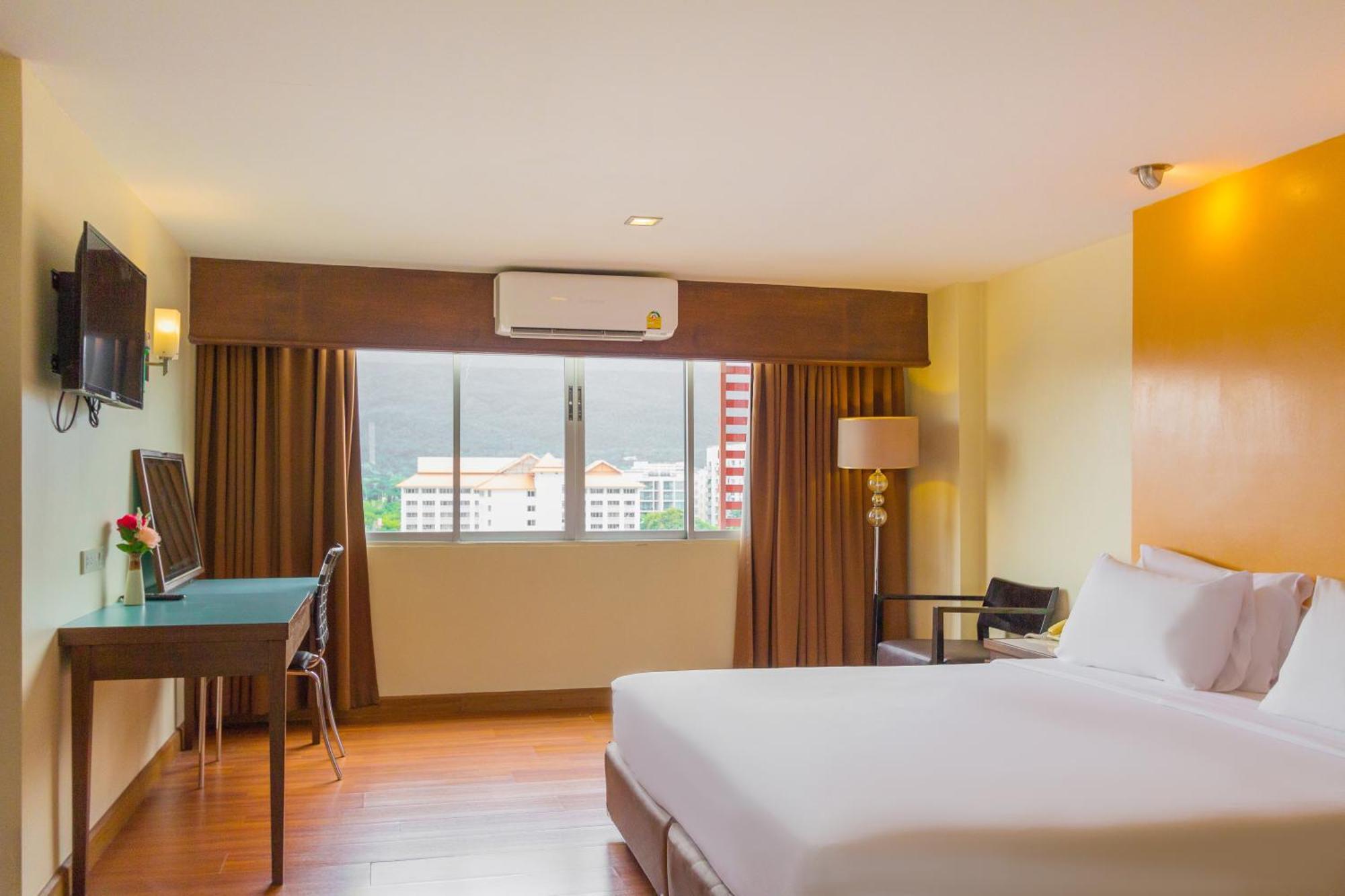Mayflower Grande Hotel Chiang Mai Bagian luar foto