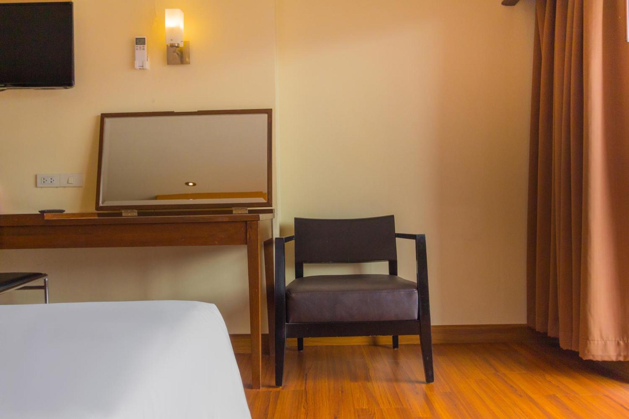 Mayflower Grande Hotel Chiang Mai Bagian luar foto