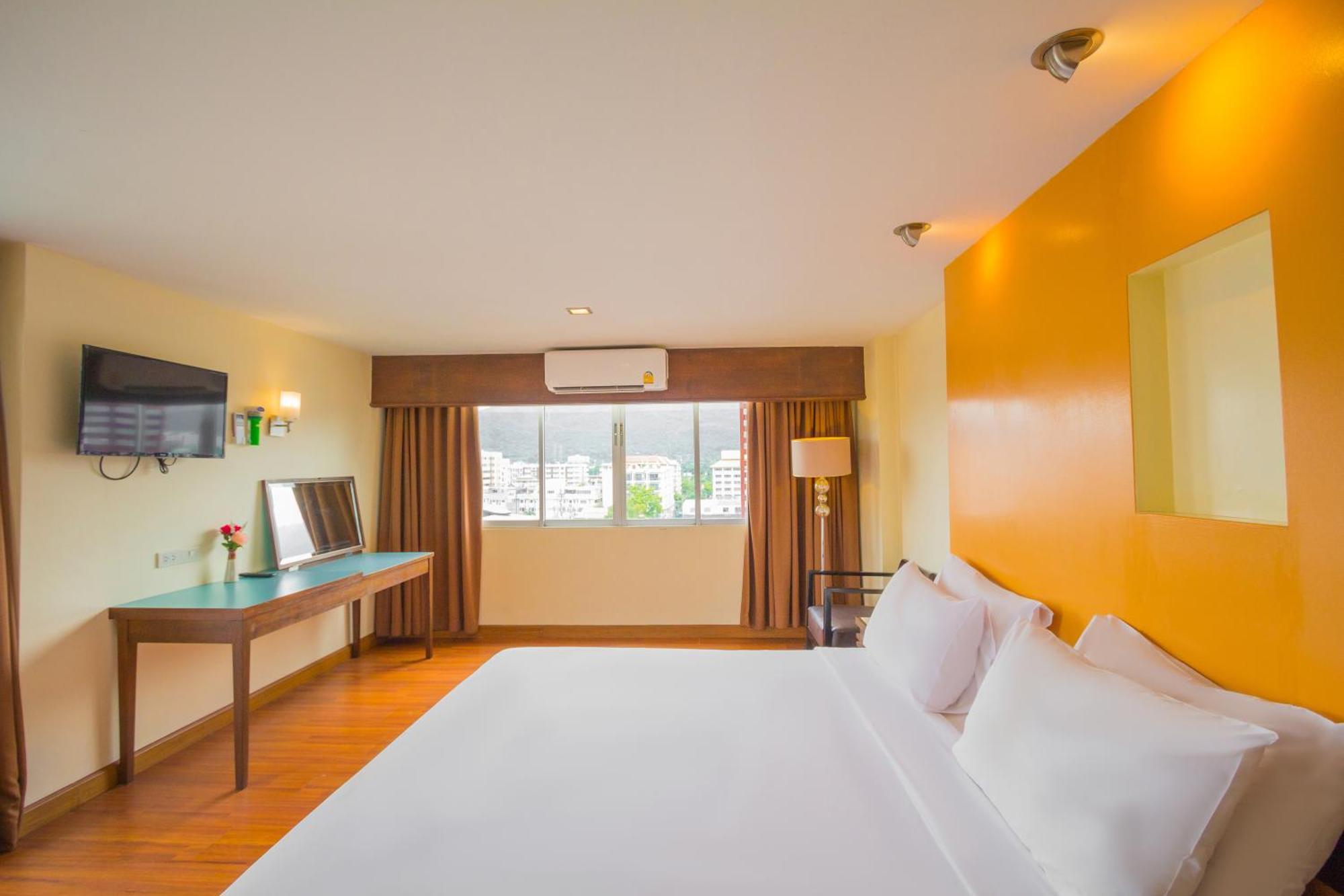 Mayflower Grande Hotel Chiang Mai Bagian luar foto