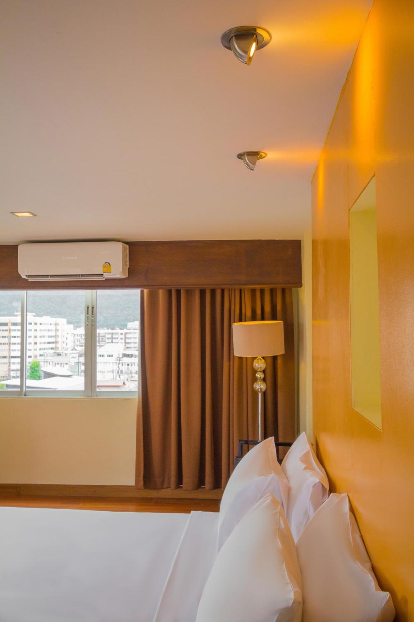 Mayflower Grande Hotel Chiang Mai Bagian luar foto