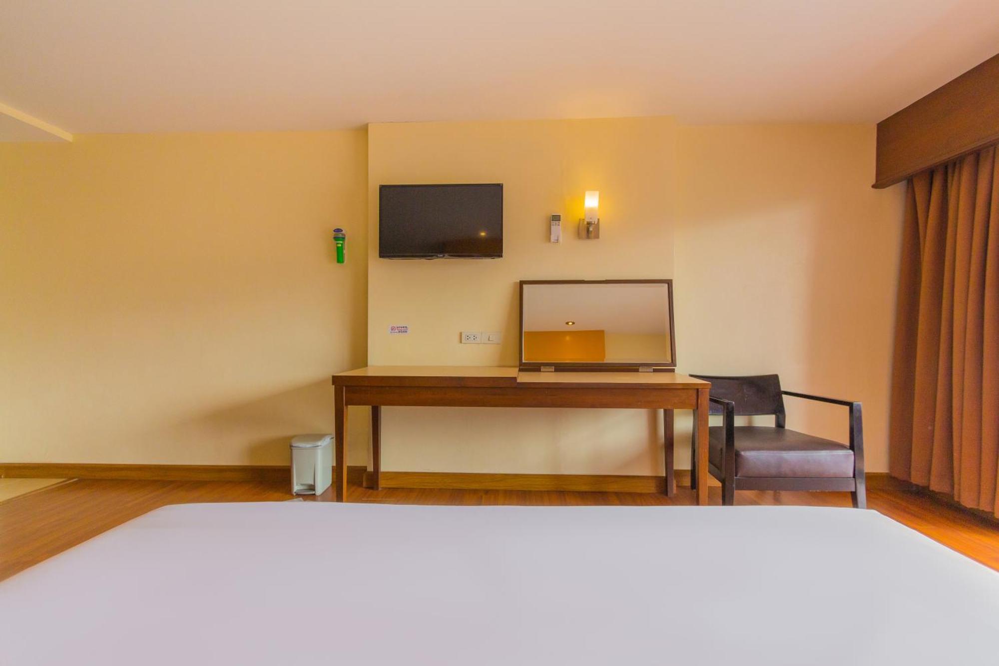 Mayflower Grande Hotel Chiang Mai Bagian luar foto