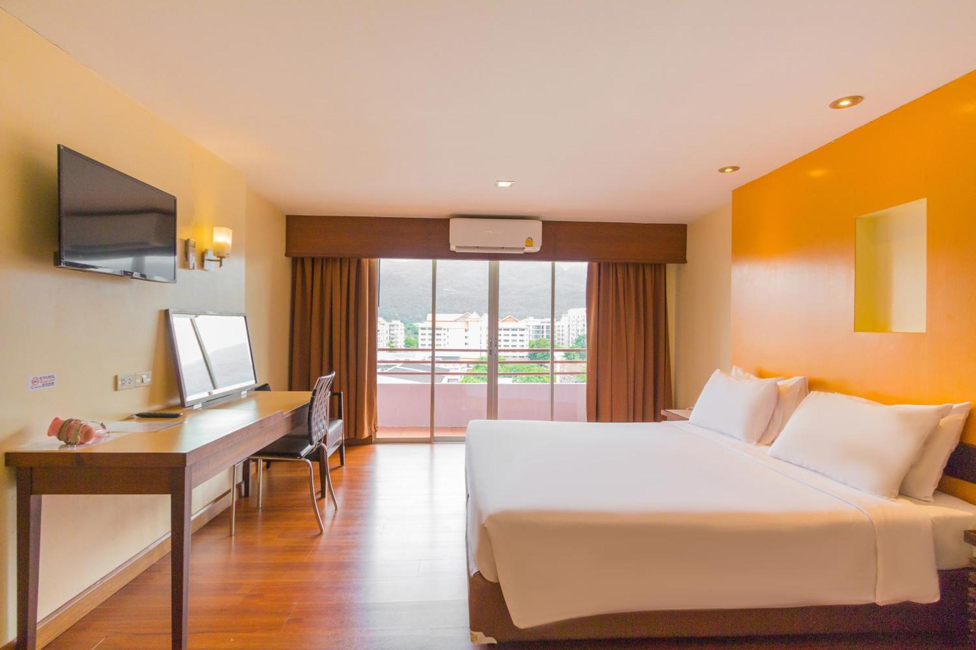 Mayflower Grande Hotel Chiang Mai Bagian luar foto