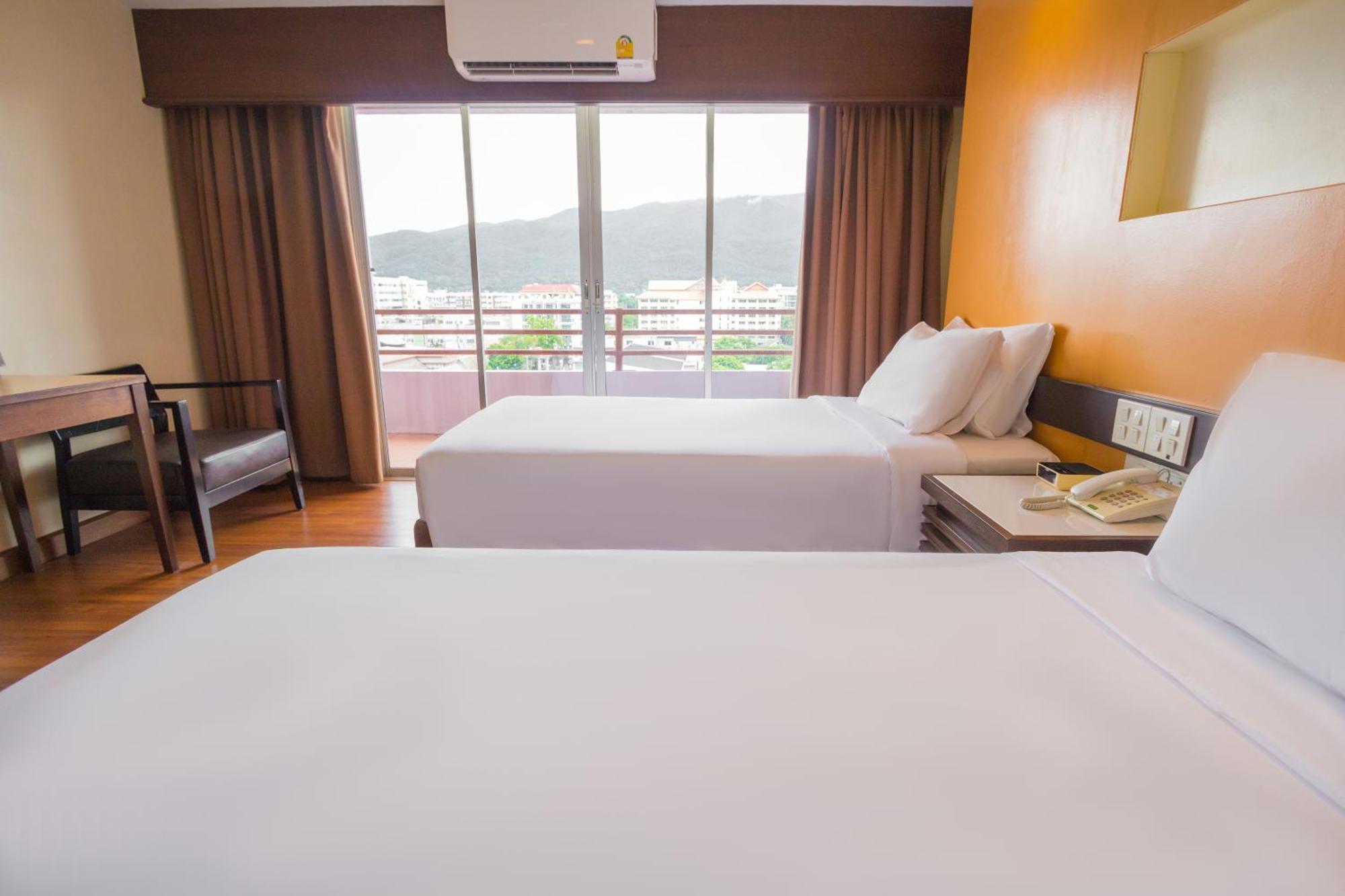 Mayflower Grande Hotel Chiang Mai Bagian luar foto