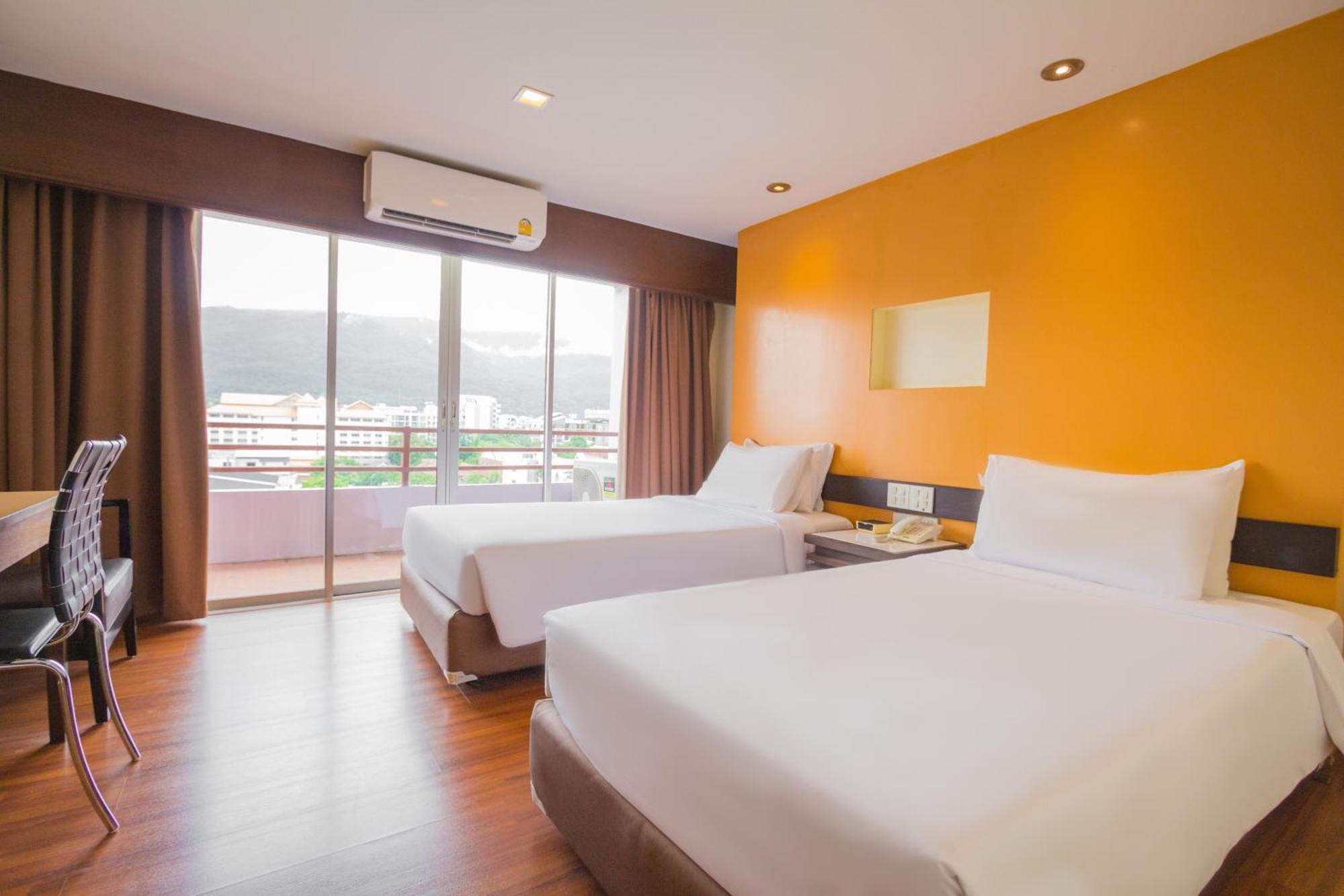 Mayflower Grande Hotel Chiang Mai Bagian luar foto