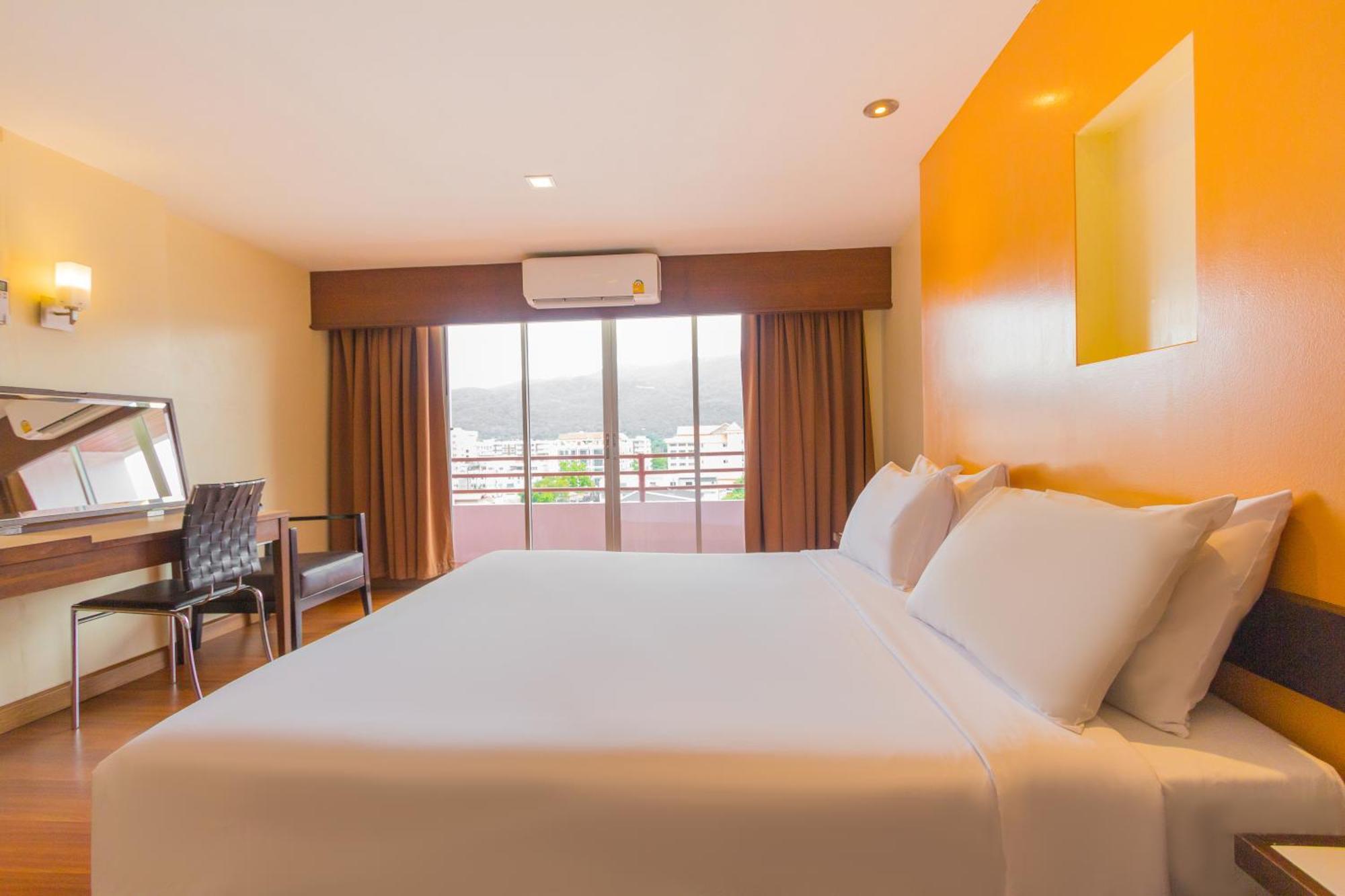 Mayflower Grande Hotel Chiang Mai Bagian luar foto