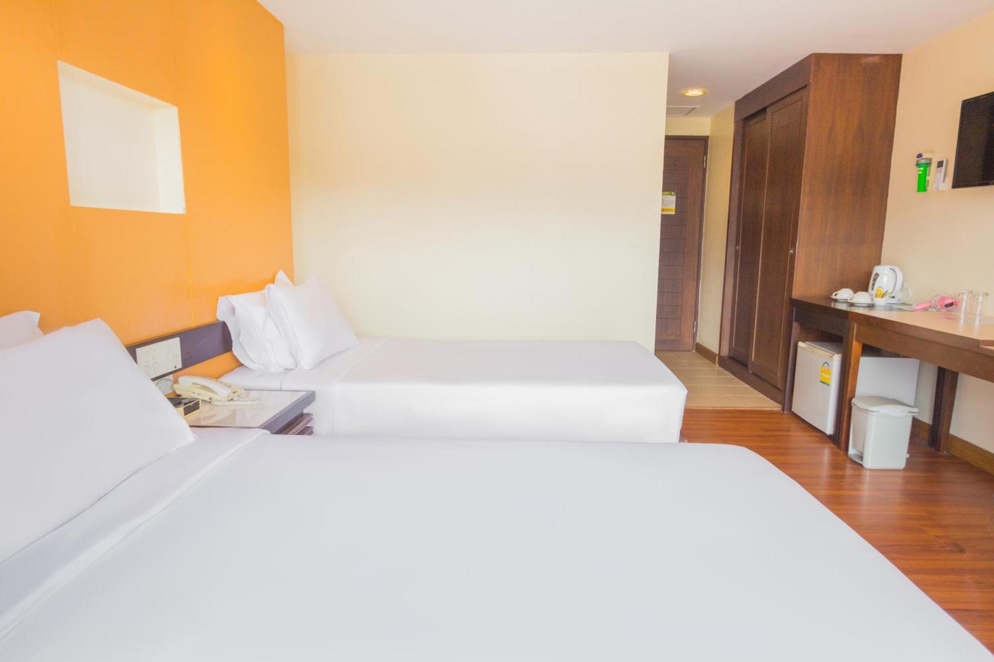 Mayflower Grande Hotel Chiang Mai Bagian luar foto