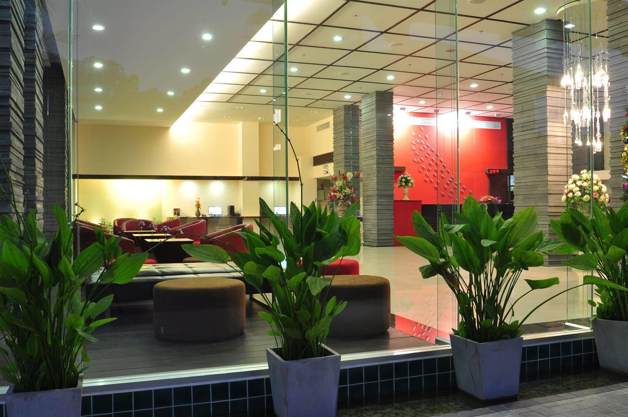 Mayflower Grande Hotel Chiang Mai Bagian luar foto