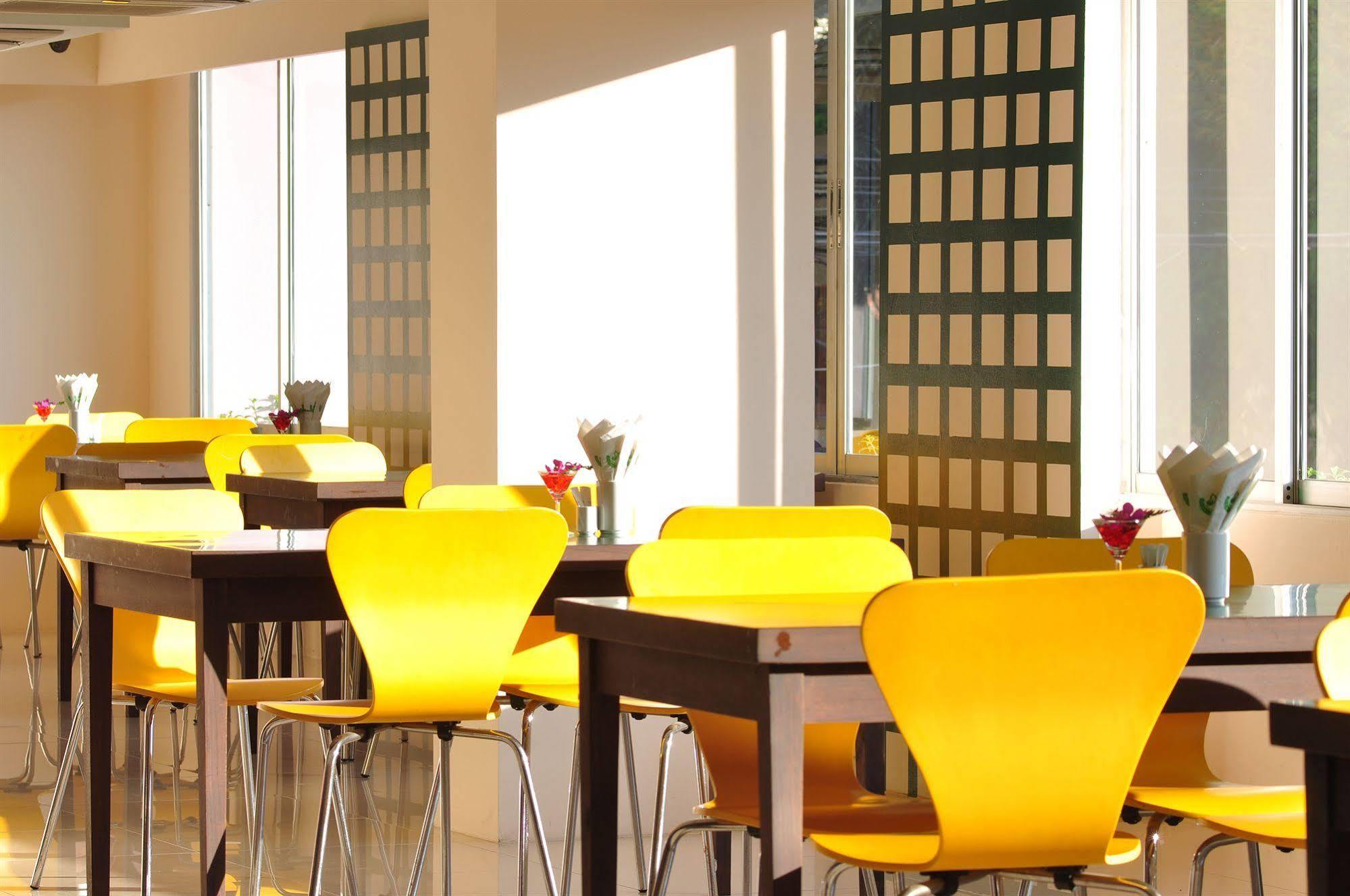 Mayflower Grande Hotel Chiang Mai Bagian luar foto