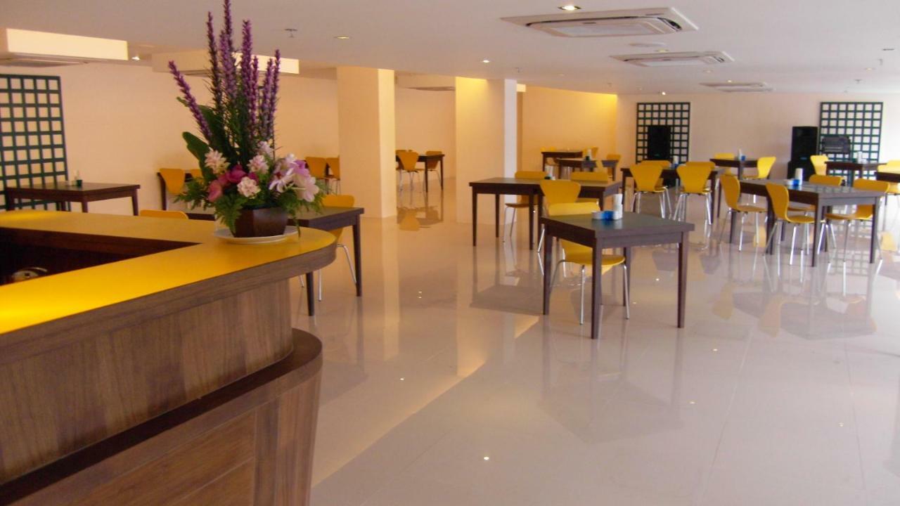Mayflower Grande Hotel Chiang Mai Bagian luar foto